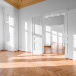 Innenansicht einer leeren Altbauwohnung als Sinnbild für Liegenschaftszins