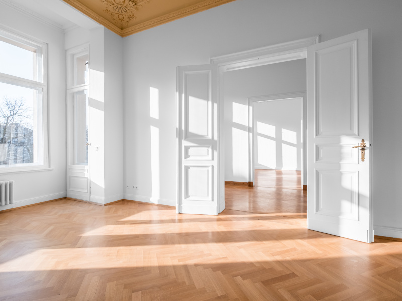 Innenansicht einer leeren Altbauwohnung als Sinnbild für Liegenschaftszins