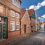 schmale Kopfsteinstraße in einer Kleinstadt zum Thema Sachwertfaktor