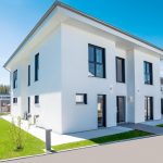 freistehendes, modernes Einfamilienhaus als Sinnbild für Alterswertminderung