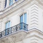 Fassade eines Stadthauses mit Balkon als Sinnbild für Rohertrag