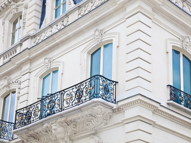Fassade eines Stadthauses mit Balkon als Sinnbild für Rohertrag