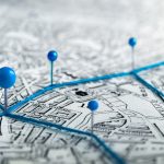 Stadtplan mit Stecknadeln als Sinnbild für Bodenwert