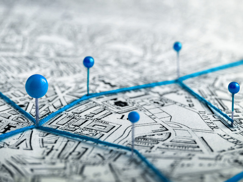 Stadtplan mit Stecknadeln als Sinnbild für Bodenwert